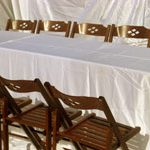 שולחן ל12 סועדים עם כיסאות עץ